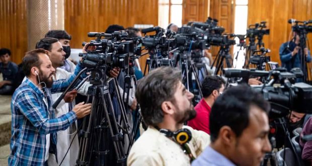 آرشیف، خبرنگاران افغان هنگام پوشش یک کنفرانس خبری