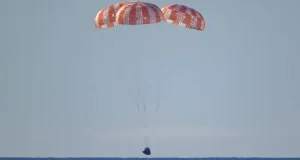 فضانوردان ماموریت آرتمیس2 در حال فرود به اقیانوس آرام