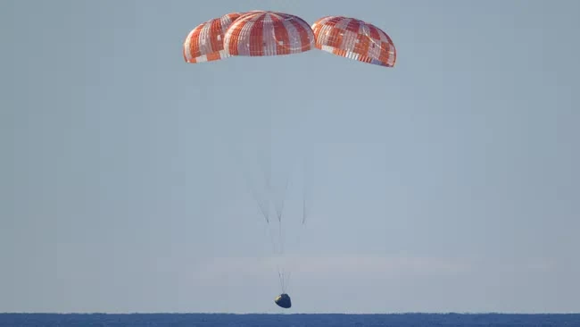 فضانوردان ماموریت آرتمیس2 در حال فرود به اقیانوس آرام